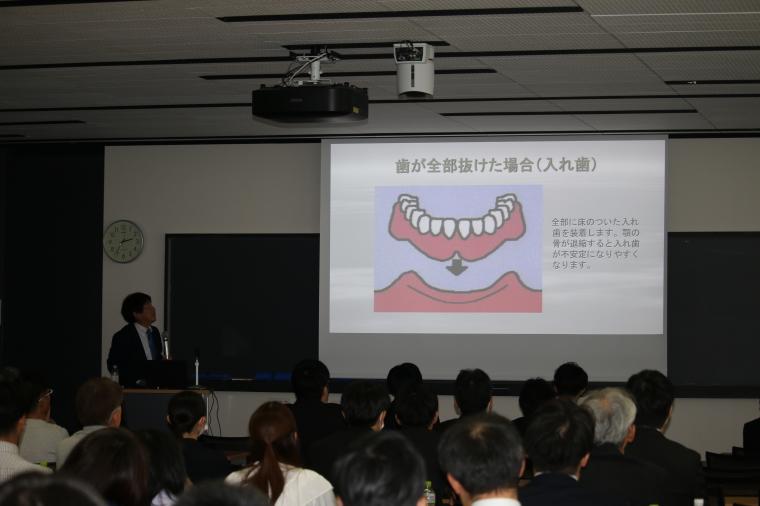 11/2に開催された(公社)日本口腔インプラント学会主催の市民公開講座に院長が登壇いたしました。